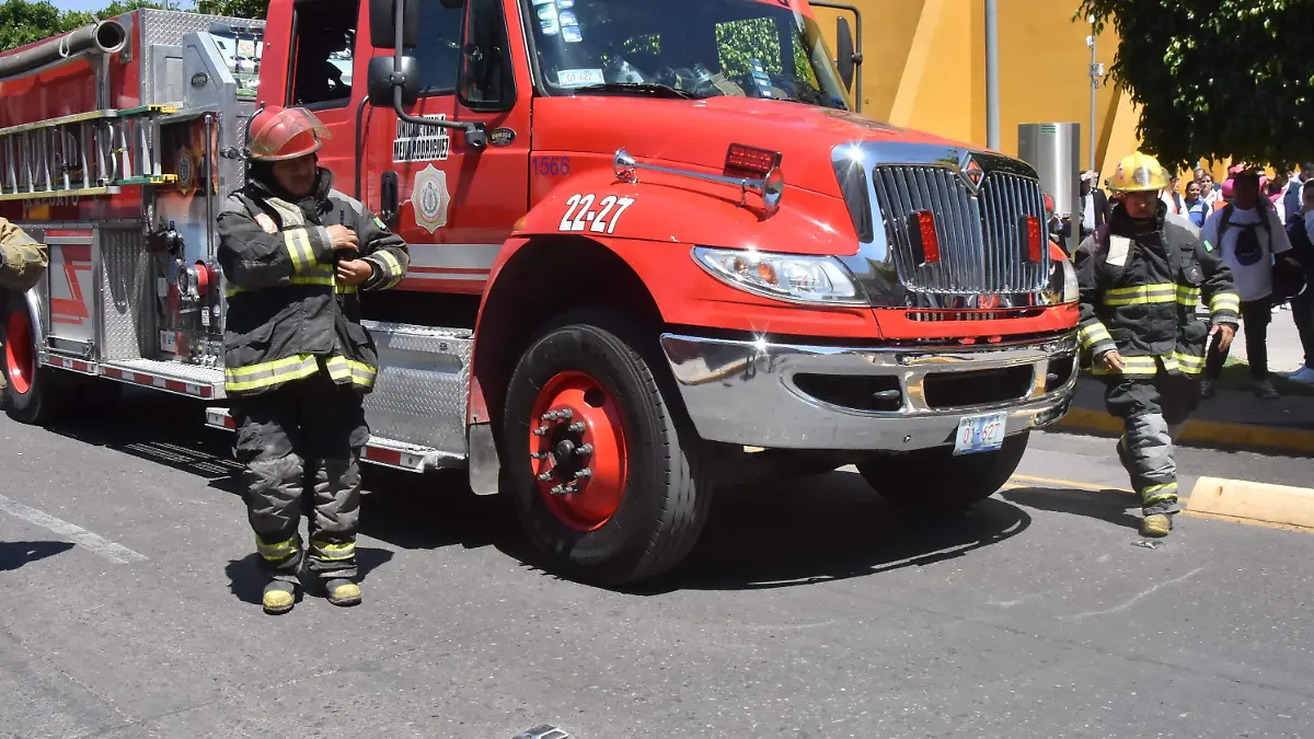 EQUIPO A BOMBEROS Y PC.- RICARDO SANCHEZ.- EL SOL DE IRAPUATO (2)